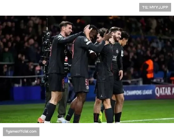 通讯:巴黎王子公园球场,主队球迷在球队被扳平后的瞬间寂静 通讯:巴黎王子公园球场,主队球迷在球队被扳平后的瞬间寂静